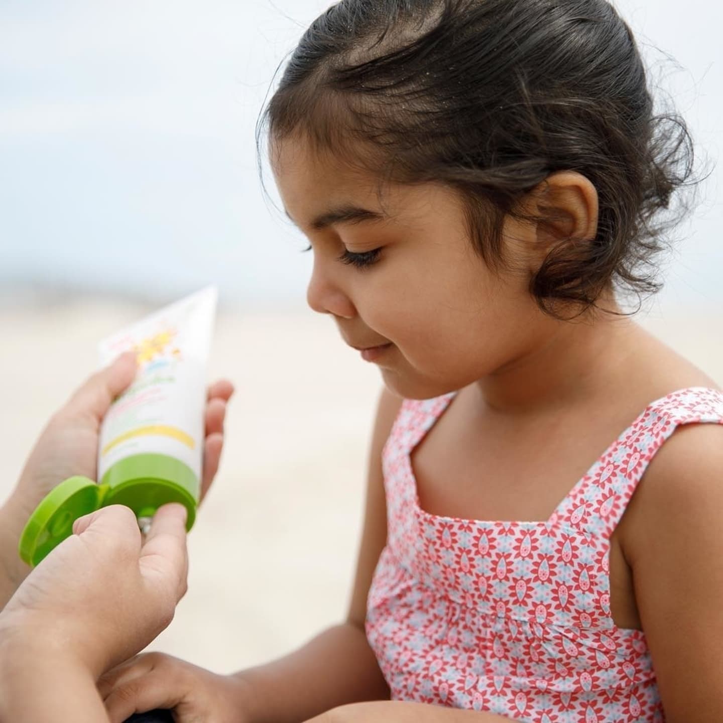 child using sunscreen