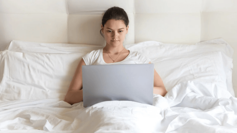 mom in bed on a laptop