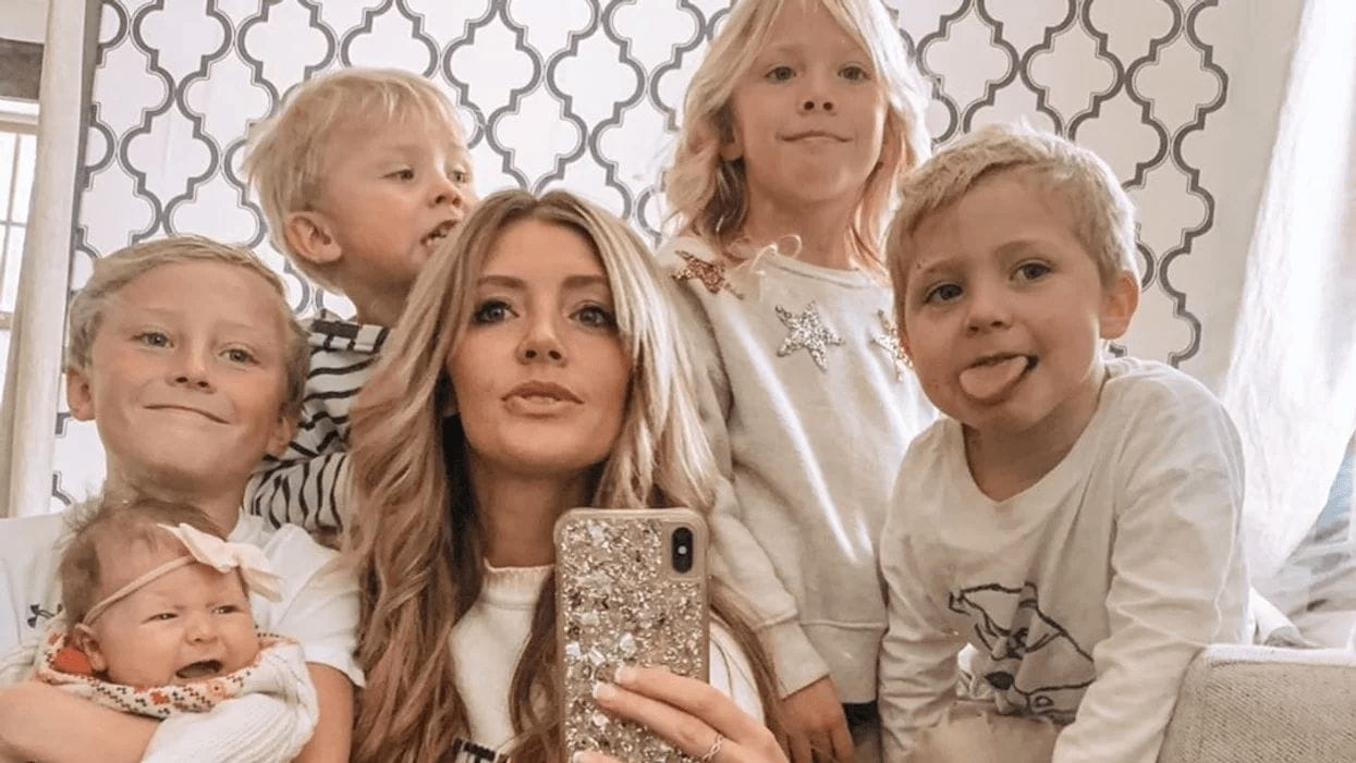 mom-taking-selfie-with-four-kids-around-her