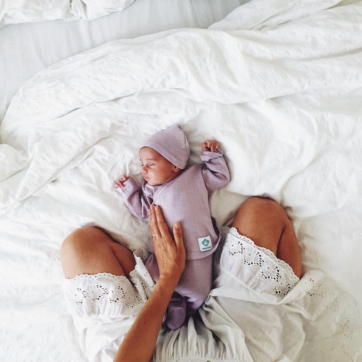 mom placing hand on baby's chest to prevent infant avoidant attachment