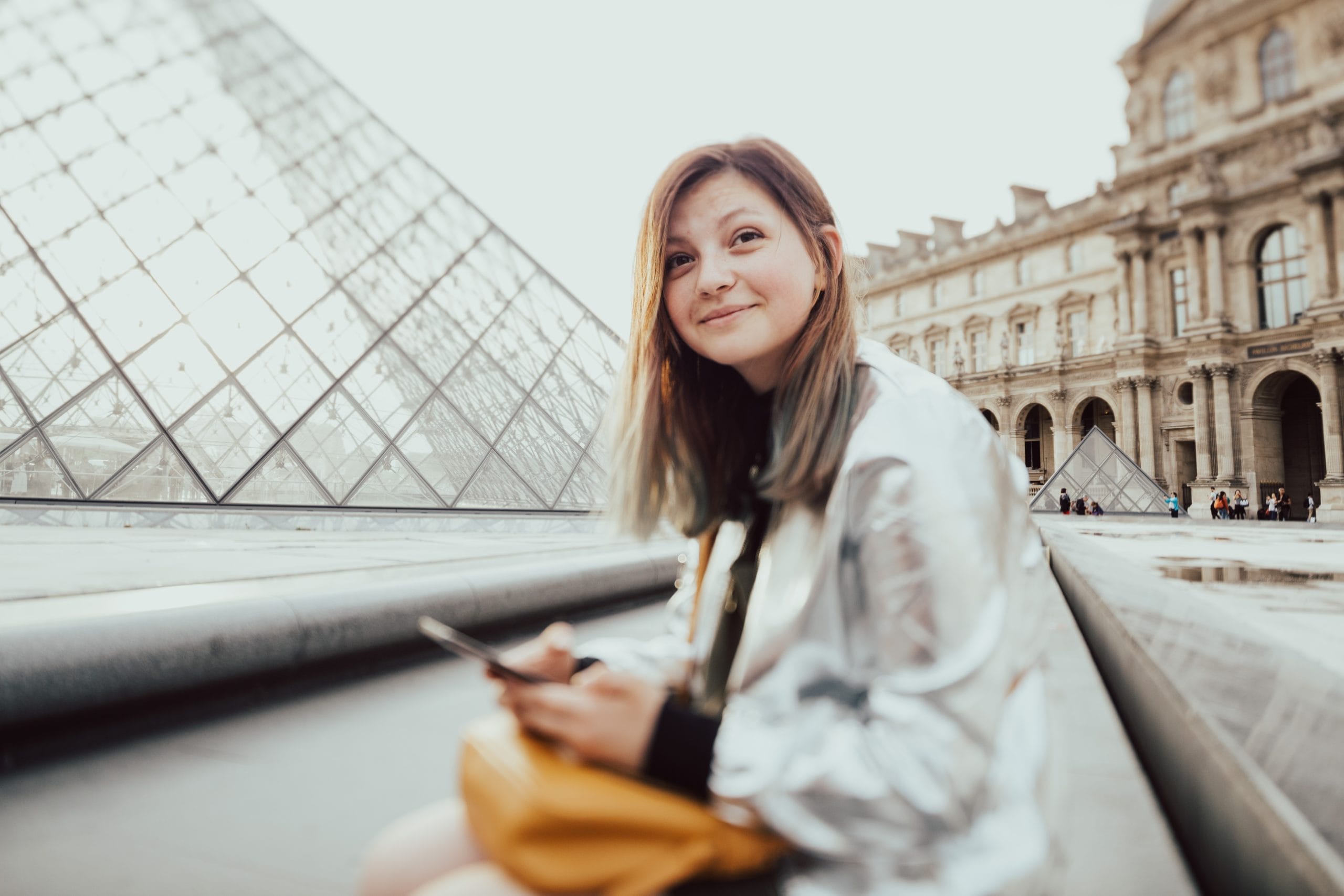 woman sitting outside the Lourve