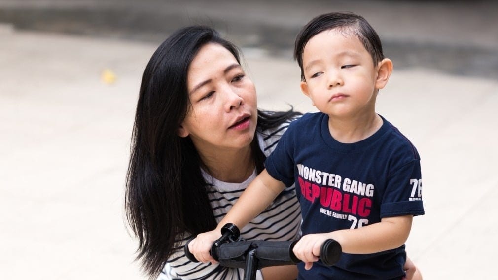 mom talking to a defiant toddler