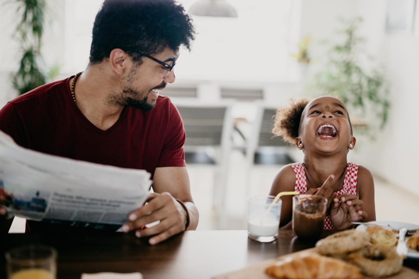 dad telling little girl a hilarious jokes for kids