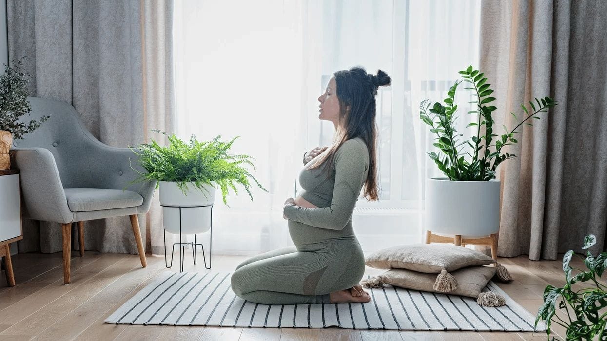 pregnant-woman-doing-yoga