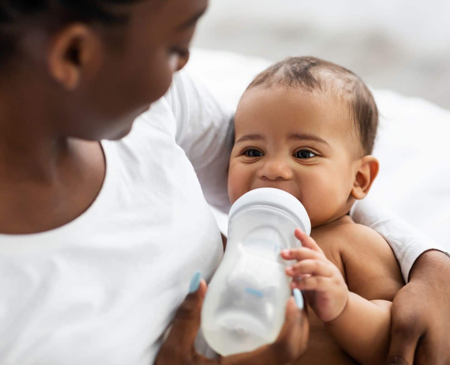 formula-feeding: mom feeding baby with bottle