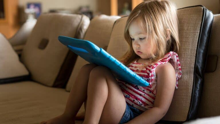 toddler using ipad - screen time before bed