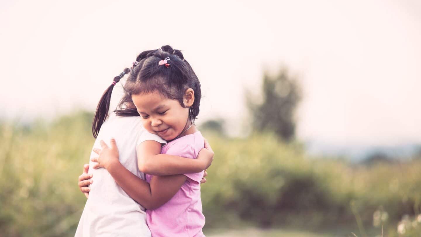 two little girls hugging - how an introverted child can make friends