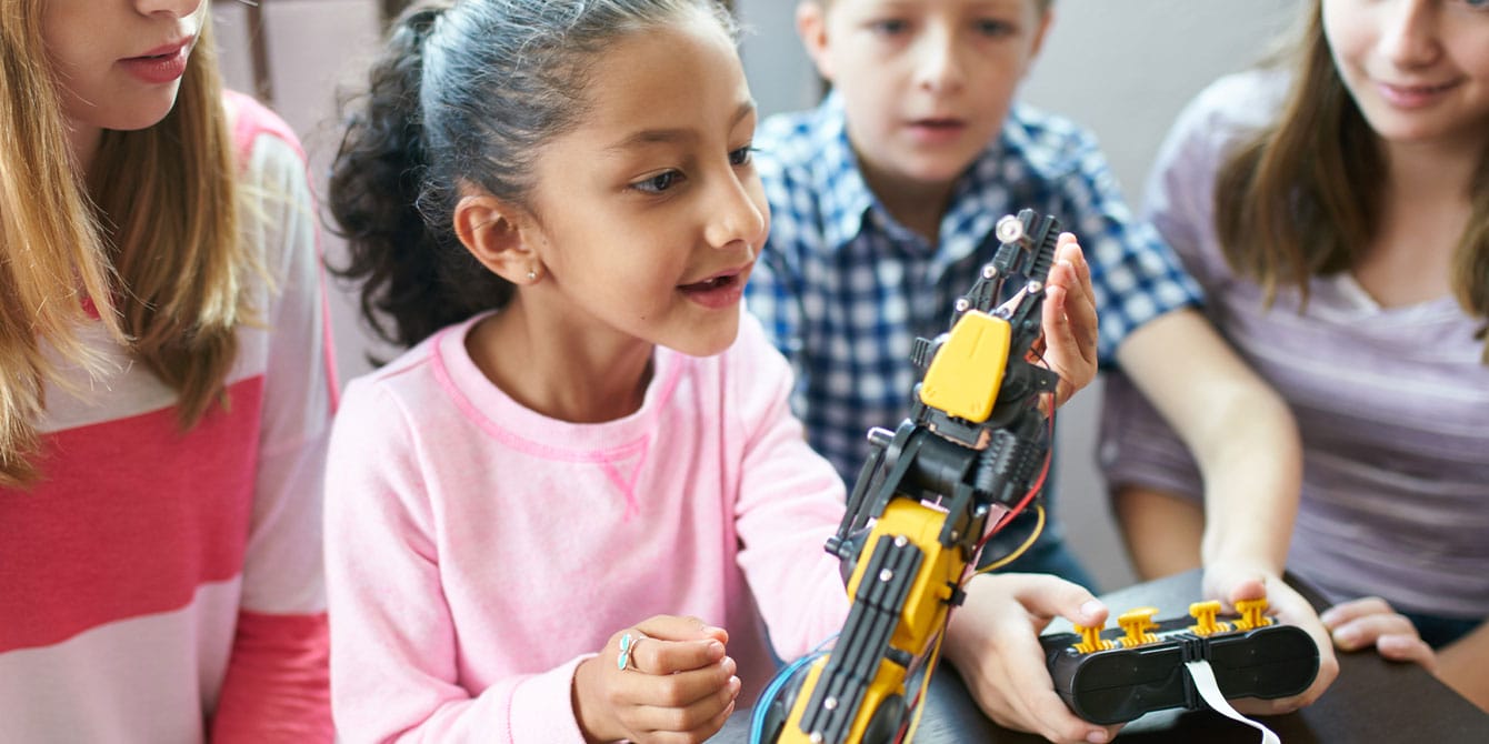 kids in class experimenting with robots - how to introduce STEM education