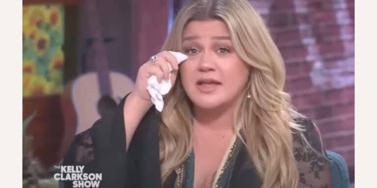 Kelly Clarkson cries over daughter being bullied