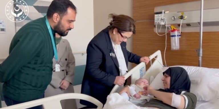 mom and baby reunion after earthquake- baby who was trapped for 128 hours