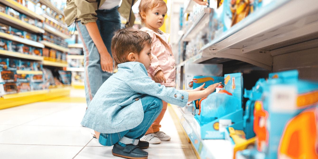 mom and kids shopping toy shelf