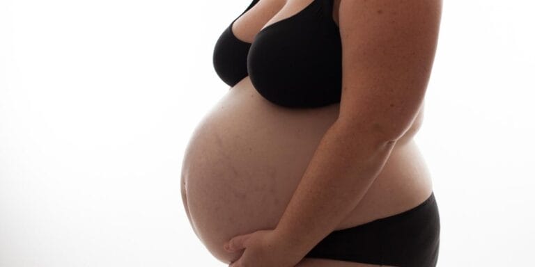 pregnant woman silhouette body - body image in pregnancy